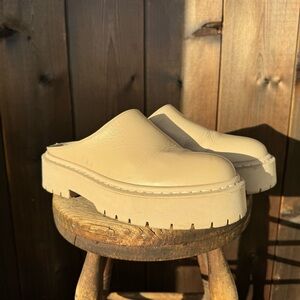 PILCRO LEATHER PLATFORM CLOGS